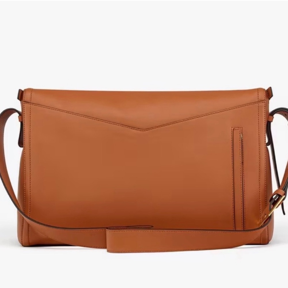 MCM NWT 3D Diamant Leather messenger BAG
Comes with dust bag and mcm cards - Picture 5 of 12